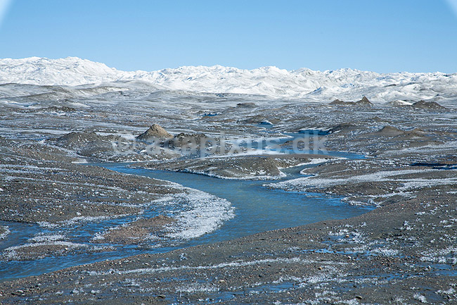 Indlandsisen. En smeltevandsflod snor sig hen over indlandsisen. N�r Russel gletscheren p� Gr�nland.; ; Kangerlussuaq; Gr�nland; ; ; S�ndre Str�mfjord, landskaber, indlandsis, smeltevand, afsmeltning, global opvarmning, gletcher, gletsjer, gletscher, br�, is-br�, skri�j�kull, j�kel, glacier