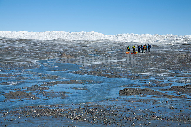 Indlandsisen. Turister p� vej ind p� indlandsisen. En smeltevandsflod snor sig hen over indlandsisen. N�r Russel gletscheren p� Gr�nland.; ; Kangerlussuaq; Gr�nland; ; ; S�ndre Str�mfjord, landskaber, indlandsis, smeltevand, afsmeltning, global opvarmning, gletcher, gletsjer, gletscher, br�, is-br�, skri�j�kull, j�kel, glacier