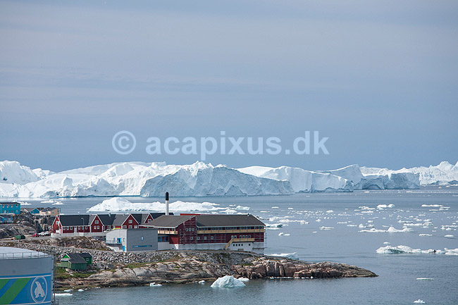 Ilulissat. Hospitalet i Ilulissat med isbjerge strandet i isfjorden i baggrunden; ; Ilulissat; Gr�nland; ; ; Jakobshavn, isbjerg, Ilulissat Isfjord