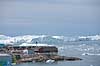 Ilulissat. Hospitalet i Ilulissat med isbjerge strandet i isfjorden i baggrunden  Ilulissat Gr�nland   Jakobshavn, isbjerg, Ilulissat Isfjord