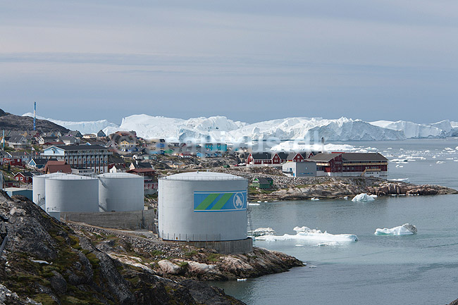 Ilulissat. Ilulissat med isbjerge strandet i isfjorden i baggrunden og olitnake i forgrunden; ; Ilulissat; Gr�nland; ; ; Jakobshavn, isbjerg, Ilulissat Isfjord, Hotel Hvide Falk