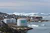 Ilulissat. Ilulissat med isbjerge strandet i isfjorden i baggrunden og olitnake i forgrunden  Ilulissat Gr�nland   Jakobshavn, isbjerg, Ilulissat Isfjord, Hotel Hvide Falk