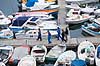 Ilulissat. Fiskere g�r p� gangbro i fiskerihavnen i Ilulissat.  Ilulissat Gr�nland   Jakobshavn, fiskeri, b�d, b�de