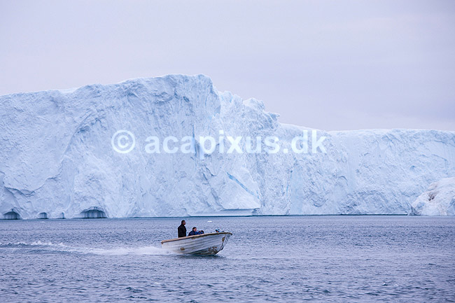 Isbjerg. Isbjerg i Ilulissat Isfjord med striber af vand frosset til is i spr�kker i gletsjerisen; ; Ilulissat; Gr�nland; ; ; Jakobshavn, isbjerge, iceberg, icebergs, b�d, b�de