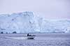 Isbjerg. Isbjerg i Ilulissat Isfjord med striber af vand frosset til is i spr�kker i gletsjerisen  Ilulissat Gr�nland   Jakobshavn, isbjerge, iceberg, icebergs, b�d, b�de