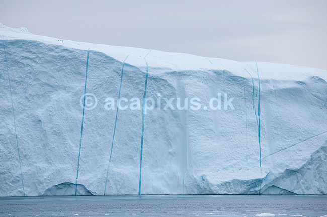 Isbjerg. Isbjerg i Ilulissat Isfjord med striber af vand frosset til is i spr�kker i gletsjerisen; ; Ilulissat; Gr�nland; ; ; Jakobshavn, isbjerge, iceberg, icebergs