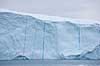 Isbjerg. Isbjerg i Ilulissat Isfjord med striber af vand frosset til is i spr�kker i gletsjerisen  Ilulissat Gr�nland   Jakobshavn, isbjerge, iceberg, icebergs
