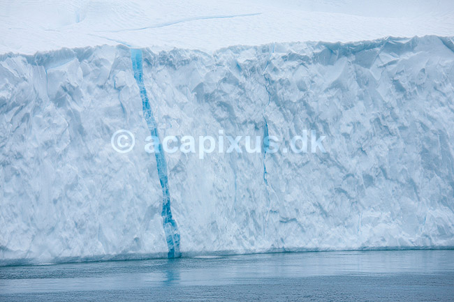 Isbjerg. Isbjerg i Ilulissat Isfjord med striber af vand frosset til is i spr�kker i gletsjerisen; ; Ilulissat; Gr�nland; ; ; Jakobshavn, isbjerge, iceberg, icebergs