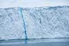 Isbjerg. Isbjerg i Ilulissat Isfjord med striber af vand frosset til is i spr�kker i gletsjerisen  Ilulissat Gr�nland   Jakobshavn, isbjerge, iceberg, icebergs