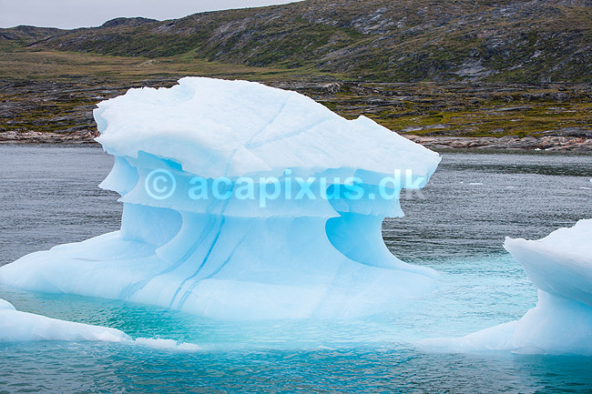 Isbjerge. Lyset brydes i bl� nuancer i lille isbjerg foran Arveprinsens � nord for Ilulissat; ; Ilulissat; Gr�nland; ; ; Jakobshavn, isbjerge, iceberg, icebergs