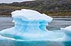 Isbjerge. Lyset brydes i bl� nuancer i lille isbjerg foran Arveprinsens � nord for Ilulissat  Ilulissat Gr�nland   Jakobshavn, isbjerge, iceberg, icebergs