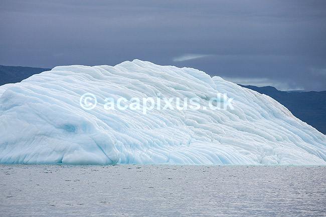 Isbjerge. Isbjerg, der er rullet rundt s� den afsmeltede bund ses, foran Arveprinsens � nord for Ilulissat; ; Ilulissat; Gr�nland; ; ; Jakobshavn, isbjerge, iceberg, icebergs