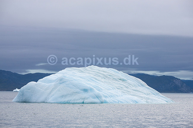 Isbjerge. Isbjerg, der er rullet rundt s� den afsmeltede bund ses, foran Arveprinsens � nord for Ilulissat; ; Ilulissat; Gr�nland; ; ; Jakobshavn, isbjerge, iceberg, icebergs