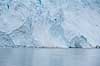 Eqi gletsjeren. Eqi gletcheren k�lver et par isbjerge  Ilulissat Gr�nland   Jakobshavn, landskaber, gletcher, gletsjer, gletscher, br�, is-br�, skri�j�kull, j�kel, glacier