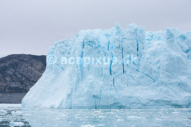 Eqi gletsjeren. Eqi gletcheren glider ud i havet; ; Ilulissat; Gr�nland; ; ; Jakobshavn, landskaber, gletcher, gletsjer, gletscher, br�, is-br�, skri�j�kull, j�kel, glacier