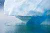 Isbjerg. Vand frosset til is i en spr�kke i indlandisen danner nu et bl�t b�nd i et isbjerg. Smeltevand drypper ned over kanten og ned i havet  Ilulissat Gr�nland   Jakobshavn, isbjerge, iceberg, icebergs