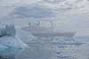 Krydstogtskib. Krydstogtskibet Clipper Adventurer sejler gennem i t�ge mellem isbjerge p� vej ud fra Ilulissat  Ilulissat Gr�nland   Jakobshavn, isbjerge, iceberg, icebergs