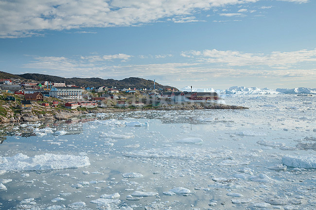Ilulissat. Isflager ud for havneomr�det i Ilulissat med isbjerge strandet i isfjorden i baggrunden; ; Ilulissat; Gr�nland; ; ; Jakobshavn, isbjerg, Ilulissat Isfjord