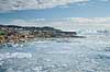 Ilulissat. Isflager ud for havneomr�det i Ilulissat med isbjerge strandet i isfjorden i baggrunden  Ilulissat Gr�nland   Jakobshavn, isbjerg, Ilulissat Isfjord
