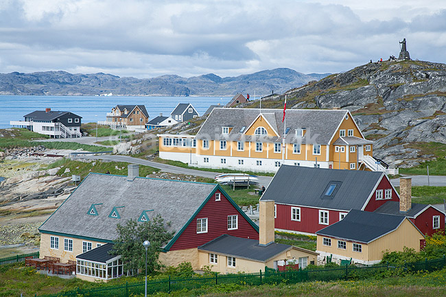 Nuuk. Huse i Nuuk med Hans Egede stattuen i baggrunden; ; Nuuk; Gr�nland; ; ; Godth�b, hovedstad p� Gr�nland