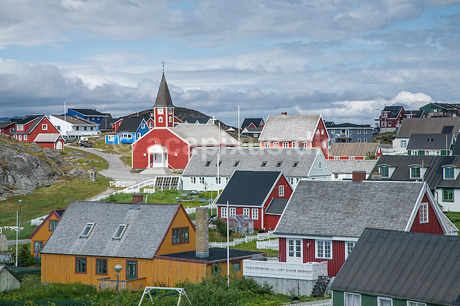 Nuuk. Huse i Nuuk med den gamle tr�kirke Frelsers Kirke (Annaassisitta Oqaluffia) i midten; ; Nuuk; Gr�nland; ; ; Godth�b, hovedstad p� Gr�nland, kirker