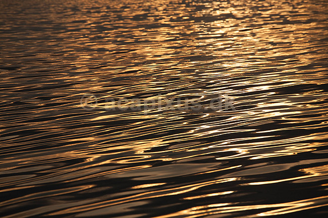 Reflektioner. Solen skinner igennem skyerne ned p� havoverfladen i Godth�bsfjorden - Kangersuneq; ; Nuuk; Gr�nland; ; ; Godth�b, hovedstad p� Gr�nland