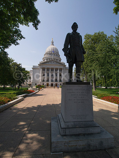 Madison Capitol. Statue af Hans Christian Heg foran Capitol bygningen i Madison p� Wisconsin State Capitol Square; ; Madison / Wisconsin; USA; ; ; Administration, stater, parlament, parlamentsbygning, regering, lokalregering
