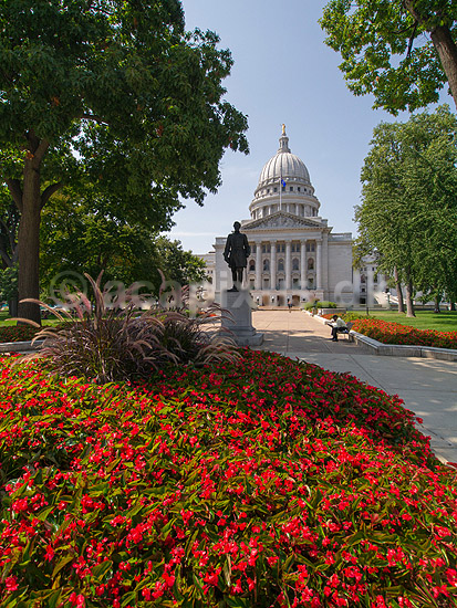 Madison Capitol. Statue af Hans Christian Heg foran Capitol bygningen i Madison p� Wisconsin State Capitol Square; ; Madison / Wisconsin; USA; ; ; Administration, stater, parlament, parlamentsbygning, regering, lokalregering
