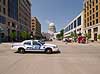 Madison Capitol. Politibil p� Martin Luther King Jr Boulevard. I baggrunden Capitol bygningen i Madison p� Wisconsin State Capitol Square  Madison / Wisconsin USA   Administration, stater, parlament, parlamentsbygning, regering, lokalregering