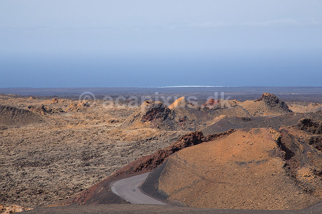 Lanzarote. Vej slynger sig mellem sm� vulkankratre i Timanfaya Nationalparken p� Lanzarote i De Kanariske �er; ; Parque Nacional de Timanfaya / Lanzarote; Spanien; ; ; Vulkaner, vulkanisme, vulkan, lava