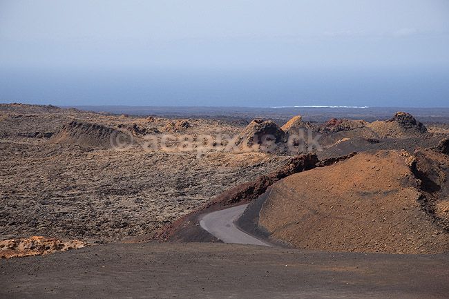 Lanzarote. Vej slynger sig mellem sm� vulkankratre i Timanfaya Nationalparken p� Lanzarote i De Kanariske �er; ; Parque Nacional de Timanfaya / Lanzarote; Spanien; ; ; Vulkaner, vulkanisme, vulkan, lava