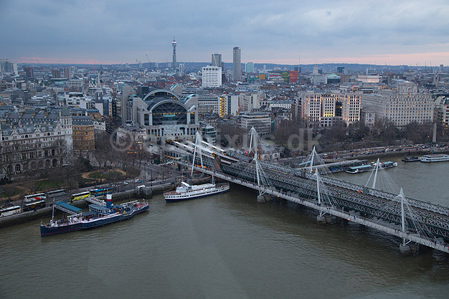London. Hungerford Bridge over Themsen og foran London Charing Cross Station?. Tattershall Castle p� Themsen. Set fra London Eye.; ; London; England; ; ; Storbyer, Storbritanien, River Thames, Downtown, City