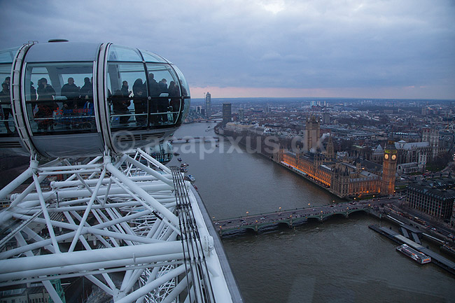 London. Turister i London Eye kigger p� Themsen, Palace of Westminster, Big Ben, Victoria Tower, House of Lords, Houses of Parliament og Westminster Abbey; ; London; England; ; ; Storbyer, Storbritanien, River Thames, Downtown, City