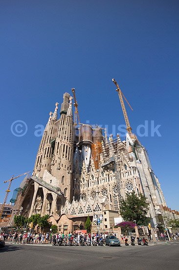 La Sagrada Familia. Byggekraner over Gaudis uf�rdige kirke, Sagrada Familia, i Barcelona; ; Barcelona; Spanien; ; ; Temple Expiatori de la Sagrada Familia, Basilica and Expiatory Church of the Holy Family, Antoni Gaudi, UNESCO world heritage