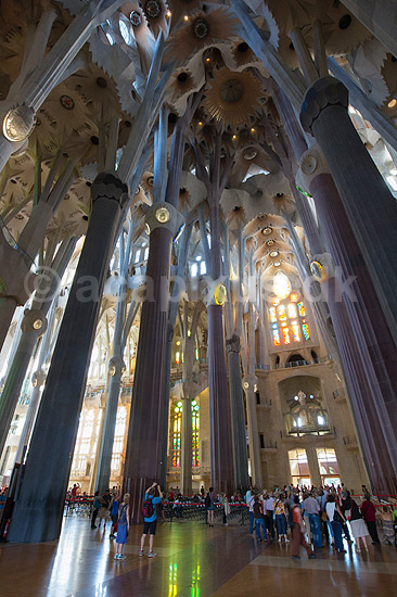 La Sagrada Familia. Turister i hovedskibet i Gaudis uf�rdige kirke, Sagrada Familia, i Barcelona; ; Barcelona; Spanien; ; ; Temple Expiatori de la Sagrada Familia, Basilica and Expiatory Church of the Holy Family, Antoni Gaudi, UNESCO world heritage