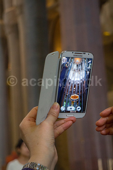 La Sagrada Familia. Turist fotograferer med Samsung smartphone i Gaudis uf�rdige kirke, Sagrada Familia, i Barcelona; ; Barcelona; Spanien; ; ; Temple Expiatori de la Sagrada Familia, Basilica and Expiatory Church of the Holy Family, Antoni Gaudi, UNESCO world heritage