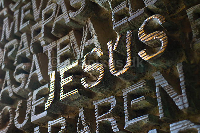La Sagrada Familia. Jesus skrevet med bogstaver p� indgangsporten til Gaudis uf�rdige kirke, Sagrada Familia, i Barcelona; ; Barcelona; Spanien; ; ; Temple Expiatori de la Sagrada Familia, Basilica and Expiatory Church of the Holy Family, Antoni Gaudi, UNESCO world heritage
