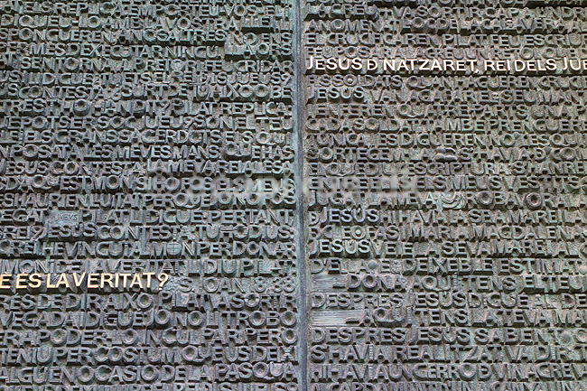 La Sagrada Familia. Jesus skrevet med bogstaver p� indgangsporten til Gaudis uf�rdige kirke, Sagrada Familia, i Barcelona; ; Barcelona; Spanien; ; ; Temple Expiatori de la Sagrada Familia, Basilica and Expiatory Church of the Holy Family, Antoni Gaudi, UNESCO world heritage
