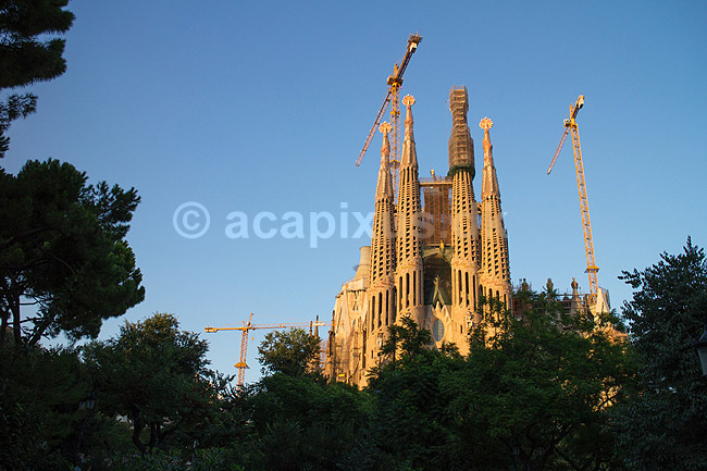 La Sagrada Familia. Byggekraner over Gaudis uf�rdige kirke, Sagrada Familia, i Barcelona; ; Barcelona; Spanien; ; ; Temple Expiatori de la Sagrada Familia, Basilica and Expiatory Church of the Holy Family, Antoni Gaudi, UNESCO world heritage