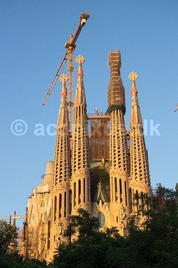 La Sagrada Familia. Byggekraner over Gaudis uf�rdige kirke, Sagrada Familia, i Barcelona; ; Barcelona; Spanien; ; ; Temple Expiatori de la Sagrada Familia, Basilica and Expiatory Church of the Holy Family, Antoni Gaudi, UNESCO world heritage
