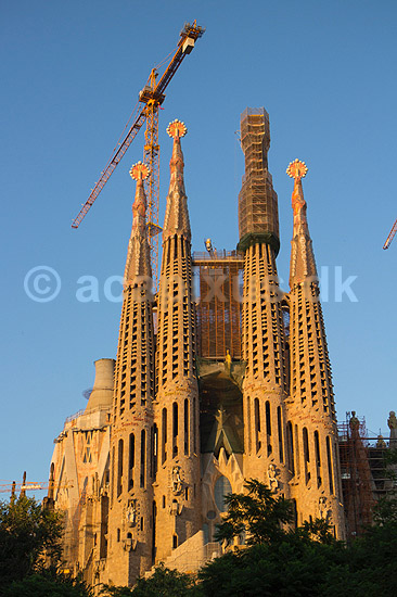 La Sagrada Familia. Byggekraner over Gaudis uf�rdige kirke, Sagrada Familia, i Barcelona; ; Barcelona; Spanien; ; ; Temple Expiatori de la Sagrada Familia, Basilica and Expiatory Church of the Holy Family, Antoni Gaudi, UNESCO world heritage