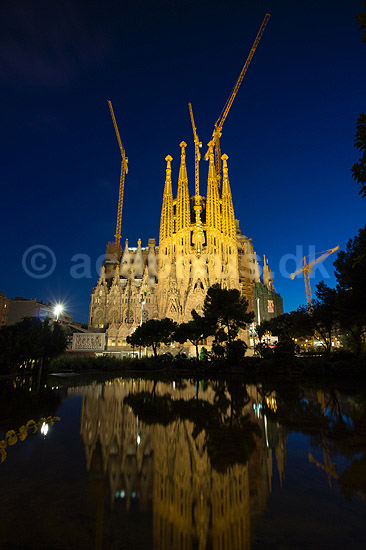 La Sagrada Familia. Byggekraner over Gaudis uf�rdige kirke, Sagrada Familia, i Barcelona; ; Barcelona; Spanien; ; ; Temple Expiatori de la Sagrada Familia, Basilica and Expiatory Church of the Holy Family, Antoni Gaudi, UNESCO world heritage