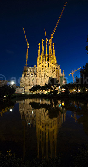 La Sagrada Familia. Byggekraner over Gaudis uf�rdige kirke, Sagrada Familia, i Barcelona; ; Barcelona; Spanien; ; ; Temple Expiatori de la Sagrada Familia, Basilica and Expiatory Church of the Holy Family, Antoni Gaudi, UNESCO world heritage