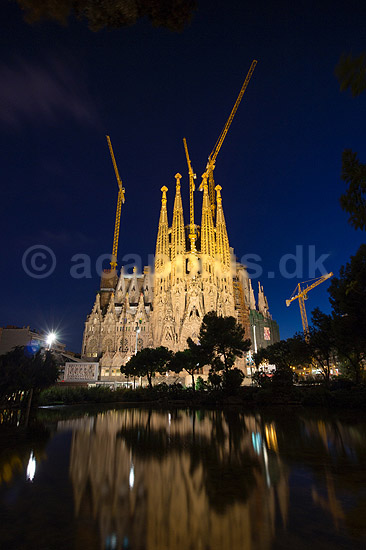 La Sagrada Familia. Byggekraner over Gaudis uf�rdige kirke, Sagrada Familia, i Barcelona; ; Barcelona; Spanien; ; ; Temple Expiatori de la Sagrada Familia, Basilica and Expiatory Church of the Holy Family, Antoni Gaudi, UNESCO world heritage