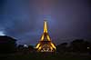 Eiffel T�rnet. Eiffel T�rnet i skumringen  Tour Eiffel / Paris Frankrig   Sev�rdigheder, st�l, metal, t�rne