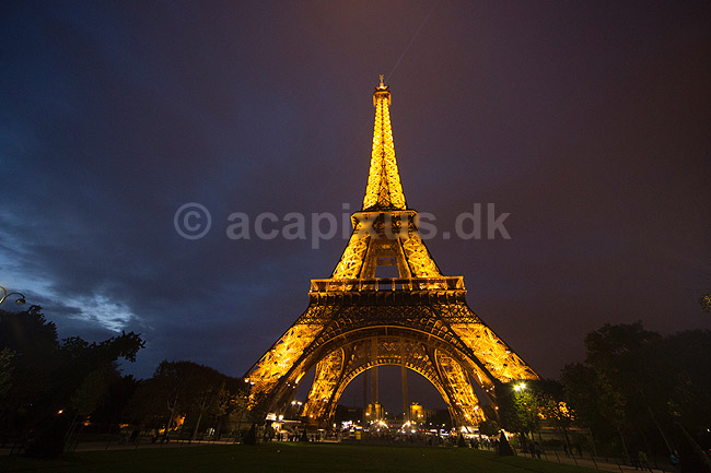 Eiffel T�rnet. Eiffel T�rnet i skumringen; ; Tour Eiffel / Paris; Frankrig; ; ; Sev�rdigheder, st�l, metal, t�rne