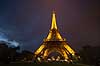 Eiffel T�rnet. Eiffel T�rnet i skumringen  Tour Eiffel / Paris Frankrig   Sev�rdigheder, st�l, metal, t�rne