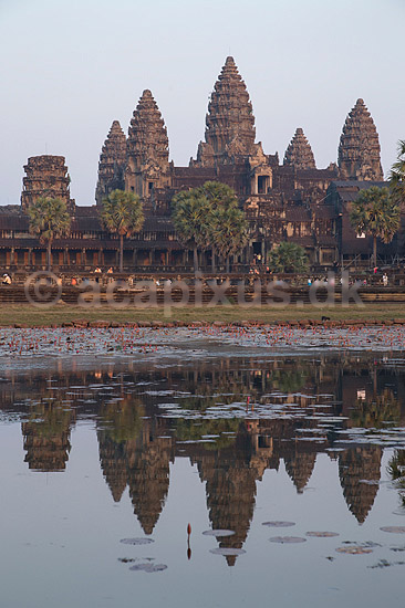 Angkor Wat. Angkor Wat templet ved solnedgang i Angkor Archeological Park, World Heritage Site, bygget i 12e �rhundrede af Suryavarman II; ; Angkor Archeological Park / Siem Reap; Cambodia; ; ; Angkor Wat, Templer, Khmer riget