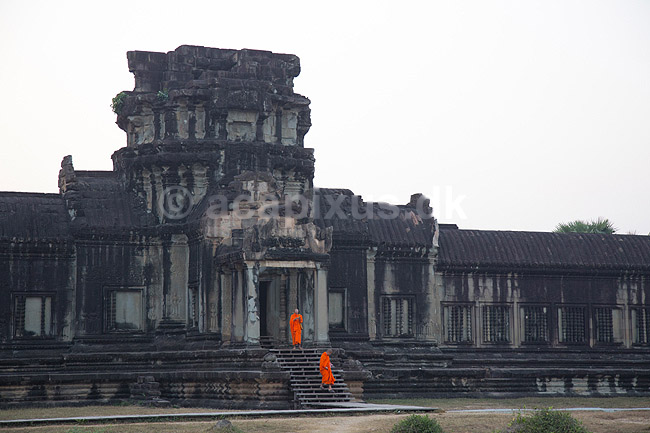 Angkor Wat. Buddhistiske munke i Angkor Wat templet i Angkor Archeological Park, World Heritage Site, bygget i 12e �rhundrede af Suryavarman II; ; Angkor Archeological Park / Siem Reap; Cambodia; ; ; Angkor Wat, Templer, Khmer riget