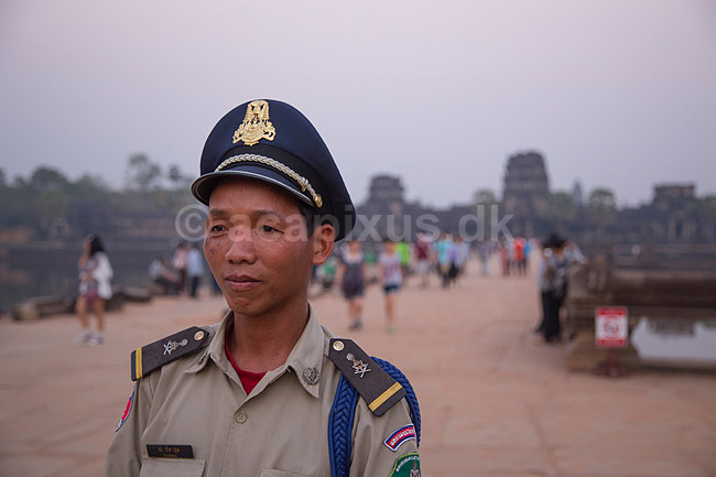 Security guard ved Angkor Wat. Angkor Wat templet i Angkor Archeological Park, World Heritage Site, bygget i 12e �rhundrede af Suryavarman II; ; Angkor Archeological Park / Siem Reap; Cambodia; ; ; Angkor Wat, Templer, Khmer riget